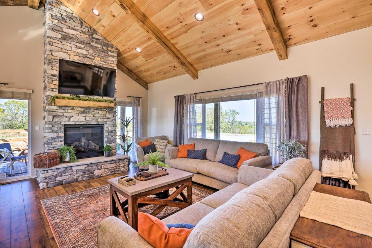 Chic Williamstown Retreat With Pool And Hot Tub! Villa Exterior photo
