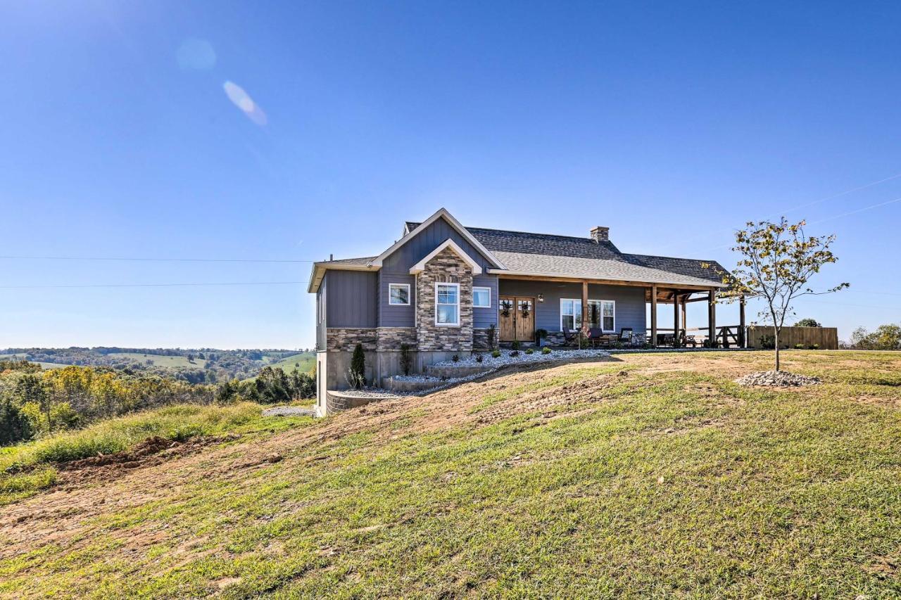 Chic Williamstown Retreat With Pool And Hot Tub! Villa Exterior photo